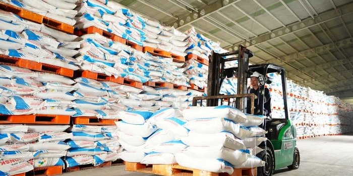 Stok pupuk produk Petrokimia Gresik di gudang. Foto: Ist