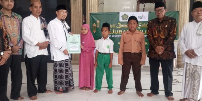 kemenag-lamongan-gelar-jubah-suling-usai-salat-jumat