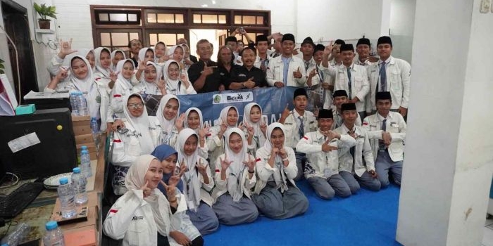 Para santri aktivis pers MBI PP Amanatul Ummah foto bersama dengan CEO HARIAN BANGSA dan BANGSAONLINE, M.Mas’ud Adnan, Pemimpin Redaksi, Nur Syaifudin, Redaktur Pelaksana, Maulana di kantor HARIAN BANGSA dan BANGSAONLINE Jl Cipta Menanggal I/35 Surabaya, Selasa (9/6/2026). Foto: HARIAN BANGSA 