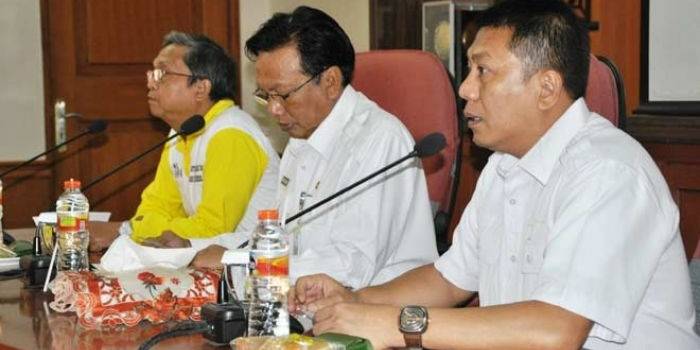 RAKOR: Bupati Sambari HR bersama Kadishub, Andhy Hendro W dan Plt Sekda, Bambang Isdianto saat pertemuan dengan pengusaha galian C. foto: syuhud/ BANGSAONLINE