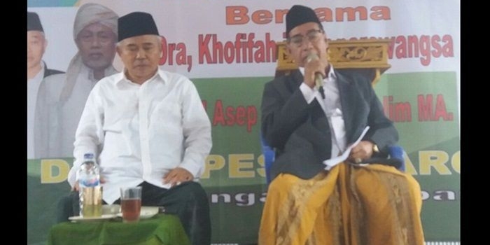 KH Ahmad Siddiq (kanan) Wakil Ketua PWNU Jatim saat membacakan pernyataan sikap ulama se-Madura mendukung Khofifah-Emil didampingi Dr KH Asep Saifuddin Chalim. Foto: bangsaonline.com