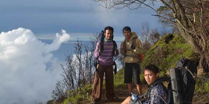 pendaki-pemula-harus-tahu-begini-cara-agar-tidak-dibegal-kera-saat-mendaki-gunung