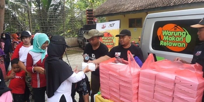 ACT (Aksi Cepat Tanggap) Kediri dan MRI (Masyarakat Relawan Indonesia) memperluas program kebaikannya dengan membuka Warung Makan Relawan di Kabupaten Trenggalek.