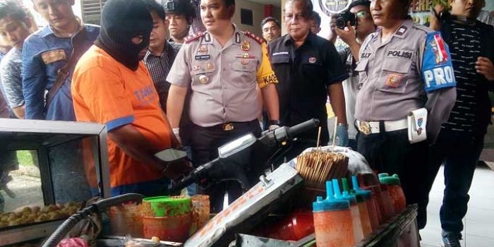 Penjual pentol Bang Jon yang diamankan Polres Bangkalan. foto: Ahmad Suhaimi/ bangsaonline.com