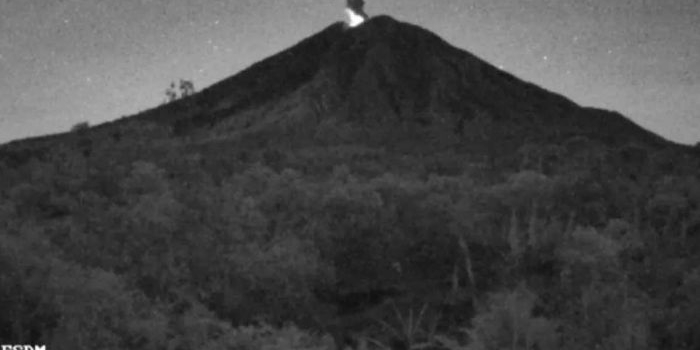 Letusan erupsi Gunung Semeru saat terekam kamera CCTV, Senin (6/5/2024) malam pukul 22.07 WIB. Foto: PVMBG