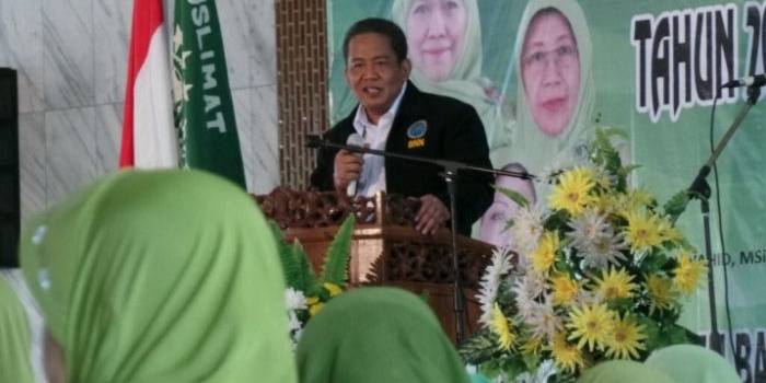 PAPARAN – Kepala BNN Komjen Pol Anang Iskandar saat paparan mengenai bahaya narkoba di depan ibu-ibu anggota Muslimat NU Sidoarjo, di Masjid Agung Sidoarjo, Sabtu (26/4/2014)