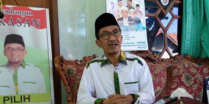 KH. Kholilurrahman yang juga mantan bupati Pamekasan saat di kediamannya di Desa Panempan Pamekasan.