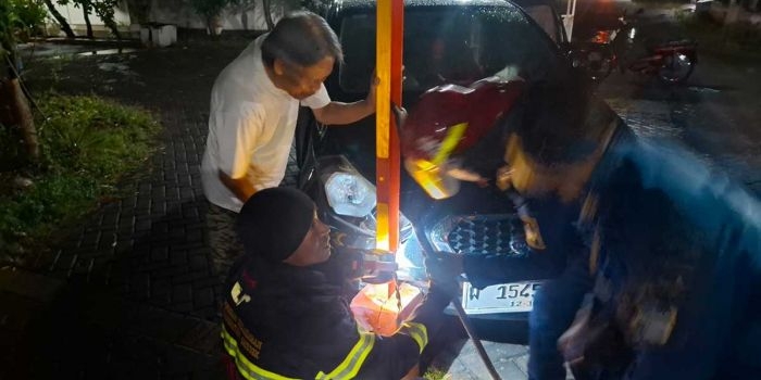 damkar-gresik-evakuasi-mobil-nyangkut