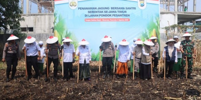 dukung-ketahanan-pangan-polres-pasuruan-tanam-jagung-bareng-santri-ponpes-sabilunnajah