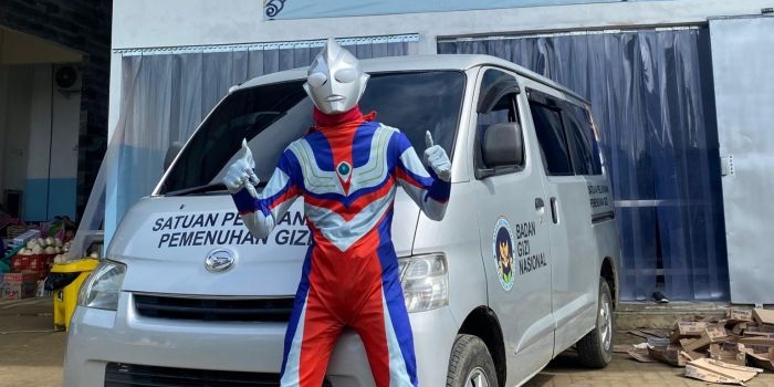 unik-petugas-sppg-di-pamekasan-pakai-kostum-ultraman-saat-antar-paket-mbg