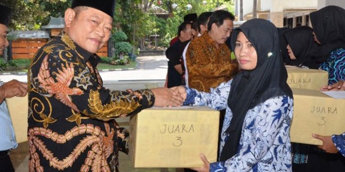 Bupati Saiful Ilah menyerahkan hadiah di Gebyar Prestasi KPM PKH. foto: ist