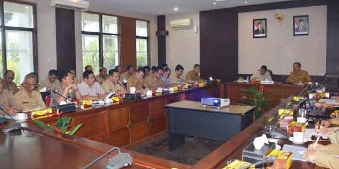 PJ Bupati Jember Supaad (kanan) melakukan rapat koordinasi dengan seluruh Kepala SKPD yang ada dilingkungan Pemkab Jember. foto: humas