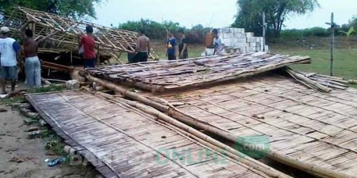 Bangunan langgar di Pangkah Wetan rata dengan tanah akibat disapu angin puting beliung. foto: syuhud/ BANGSAONLINE