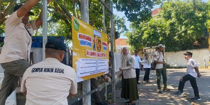satpol-pp-pamekasan-pasang-banner-larangan-ngamen-dan-ngemis
