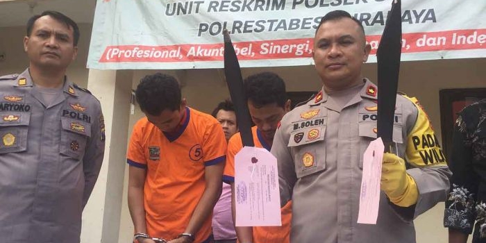 Kedua perampok asal Bangkalan saat ditangkap Polsek Sukolilo. 