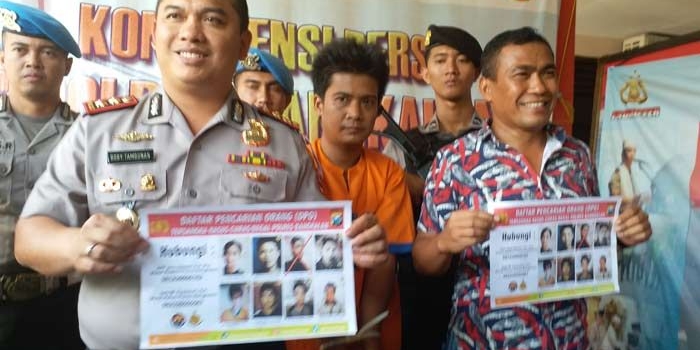 Kapolres menunjukkan tersangka dan foto 7 DPO lainnya yang belum tertangkap.