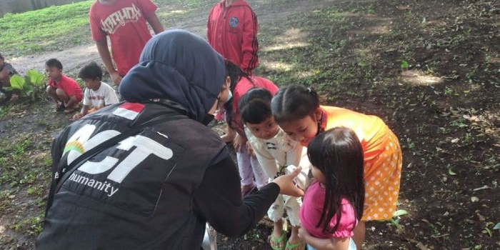 Salah satu Tim ACT saat memberi layanan trauma healing kepada anak-anak korban bencana banjir bandang di Kota Batu dan Malang. Foto: Ist