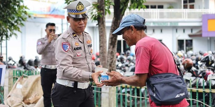 jumat-berkah-satlantas-polres-gresik-bagi-bagi-makanan-kepada-warga-membutuhkan