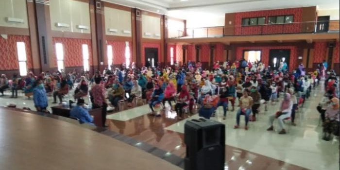 Pembagian sembako yang dilakukan Pemkot Blitar dengan mengumpulkan banyak massa.