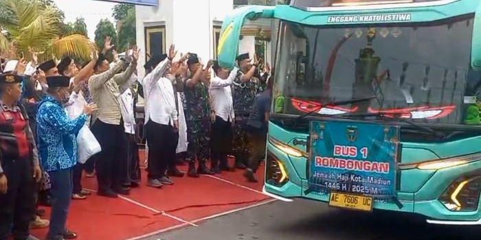 wali-kota-madiun-beri-pesan-saat-berangkatkan-jemaah-calon-haji-gelombang-ke-2