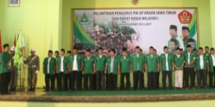 Nusron Wahid (kiri) saat melantik PW GP Ansor Jatim di kantor PWNU Jatim, Minggu (14/9/2014). foto: nur faishal/Bangsa Online