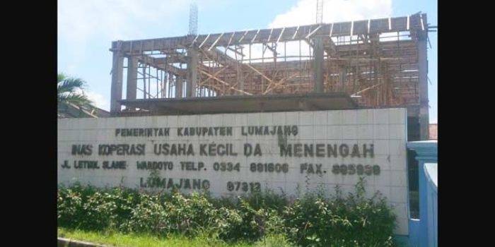 Gedung Koperasi Pemkab Lumajang, salah satu gedung yang mangkrak karena diputus kontrak.
