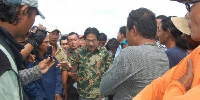 BERTEMU KORBAN LUMPUR – Anggota Pansus Lumpur Nur Ahmad Syaifuddin dan Emir Firdaus kala berdialog dengan warga korban Lumpur Lapindo, di tanggul lumpur di Desa Siring Kecamatan Porong, beberapa bulan lalu. foto dokumentasi BangsaOnline

