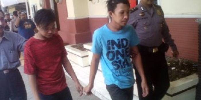 ?

Kedua Pelaku digelandang petugas ke Mapolsek Waru. Foto: Nanang Ichwan/Bangsaonline).