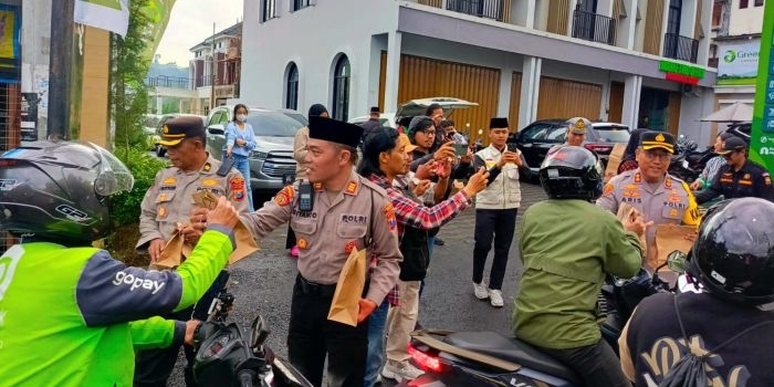 jajaran-polres-batu-dan-wartawan-bagikan-takjil-ke-pengendara-di-junrejo