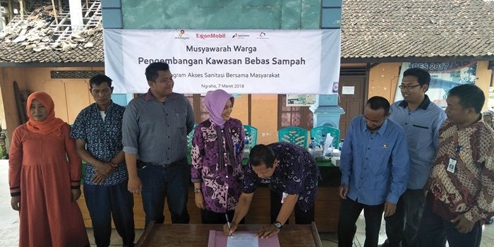 Exxon Mobil Cepu Limited (EMCL) mendukung penuh masyarakat dan Pemerintah Desa Ngraho Kecamatan Gayam, Kabupaten Bojonegoro, Jawa Timur yang mendeklarasikan wilayahnya sebagai kawasan bebas sampah, Rabu (7/3).