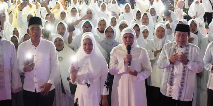 Ning Ita bersama Gubernur Khofifah saat menghadiri Tabligh Akbar di Alun-Alun Kota Mojokerto.