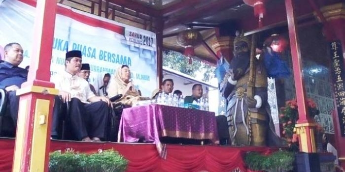 Ibu Shinta Nuriyah Abdurrahman Wahid saat buka puasa bersama di Klenteng Hong San Kiong Desa/Kecamattan Gudo, Kabupaten Jombang, Jawa Timur, Selasa (20/6/2017). foto: ROMZA/BANGSAONLINE.