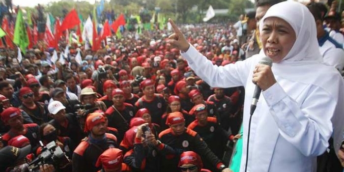 Khofifah saat menemui buruh di depan kantor Gubernur Jatim. foto: ist