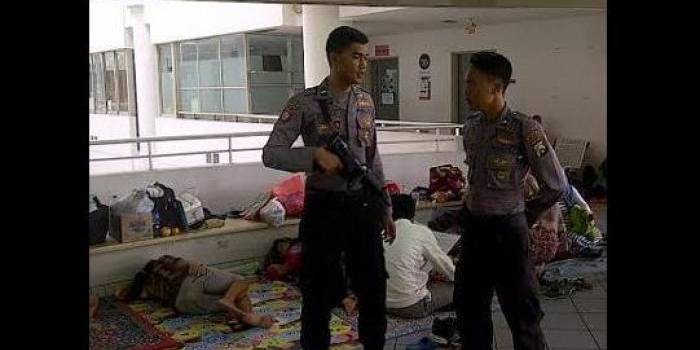 Polisi bersenjata api menjaga lokasi tempat perawatan Mathur Husyairi di RSUD dr Soetomo.