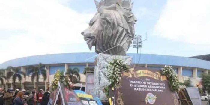Patung Singa Tegar kawasan Stadion Kanjuruhan, Malang,  yang dipenuhi karangan bunga. Foto: Antara