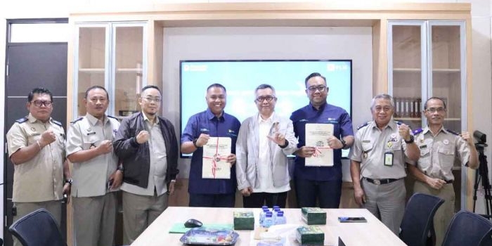 dukung-infrastruktur-listrik-kantah-kabupaten-pasuruan-serahkan-sertifikat-tanah-tapak-tower-pln