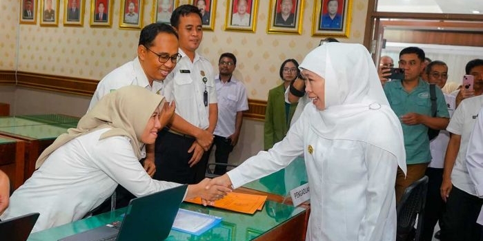 tinjau-posko-thr-jatim-gubernur-khofifah-pastikan-layanan-optimal