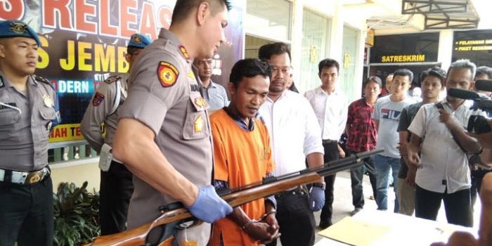 Kapolres Jember AKBP Alfian Nurrizal saat press release di Mapolres dengan menghadirkan tersangka berikut barang bukti senapan, Selasa (14/1/2020) siang.
