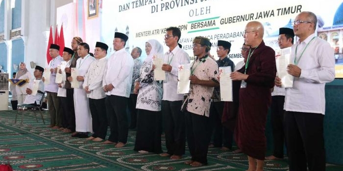 Penyerahan 412 sertifikat tanah wakaf dan aset pemerintah.