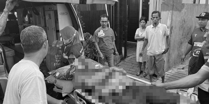 M Sholeh, korban pembacokan oleh istri yang merupakan warga Pandugo Surabaya saat dievakuasi oleh pihak kepolisian.