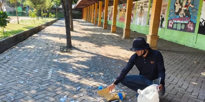 Petugas saat melakukan pembersihan sisa-sisa serpihan petasan 