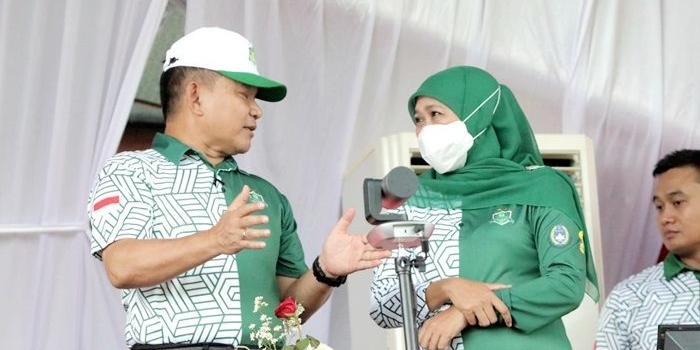 Gubernur Khofifah saat mendampingi KSAD Jenderal TNI Dudung Abdurachman membuka Piala KSAD Liga Santri PSSI 2022 di Stadion Merdeka Jombang, Senin (20/6/2022).