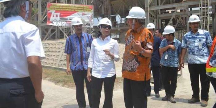 Menteri Rini Soemarno saat melakukan kunjungan ke perusahaan millik negara yang ada di Tuban. (foto: suwandi/BANGSAONLINE)