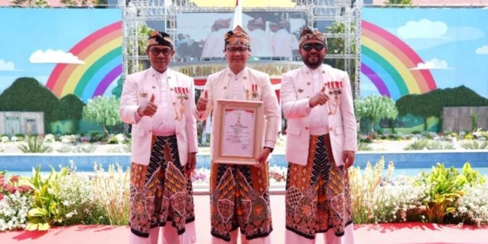 aries-agung-paewai-terima-lencana-emas-hakaryo-guno-mamayu-bawono-2025-kota-batu