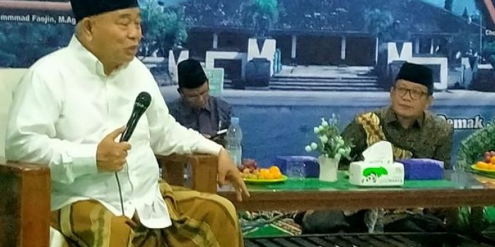 Prof Dr KH Asep Saifuddin Chalim, MA saat memberikan taushiah di acara pelantikan  PC Pergunu Demak Jawa Tengah, Sabtu (21/5/2022) malam. Tampak Wakil Bupati Demak  KH Ali Makhsun, MSi (duduk di bawah) hadir. Foto: MMA/bangsaonline.com 