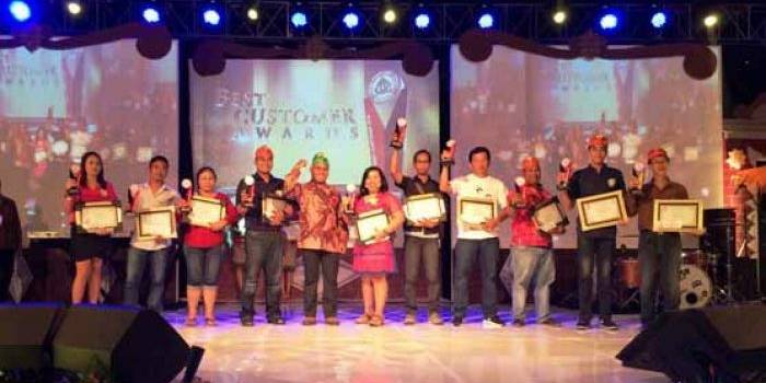 Manajemen SI memberikan penghargaan best customer kepada pelanggan berprestasi. foto: humas