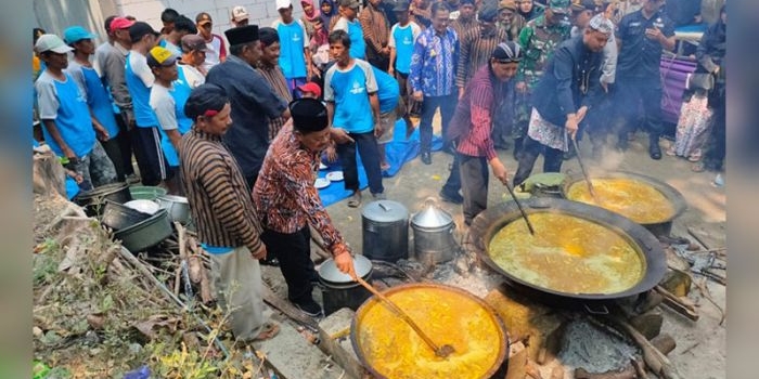 Kaum laki-laki warga Desa Tlemang saat masak Sanggring.