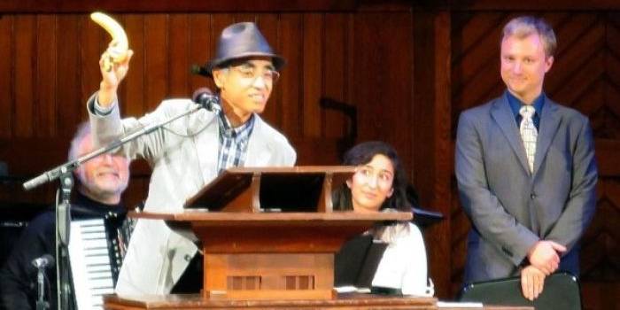 Profesor Kiyoshi Mabuchi saat presentasi mengenai kulit pisang, di Universitas Harvard. Foto:repro en.ria.ru