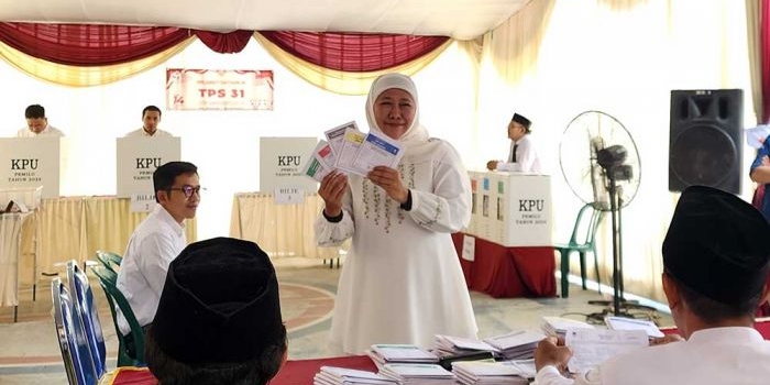 Khofifah menunjukkan 5 jenis surat suara sebelum mencoblos di TPS 31 Kelurahan Jemur Wonosari, Kecamatan Wonocolo, Kota Surabaya. Foto: DEVI FITRI/ BANGSAONLINE