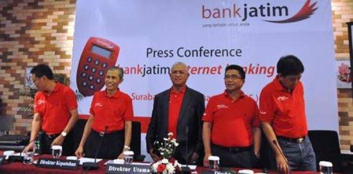 LAUNCHING. Hadi Sukrianto Direktur Utama Bank Jatim (tengah) saat meluncurkan Bank Jatim Internet Banking di Surabaya.